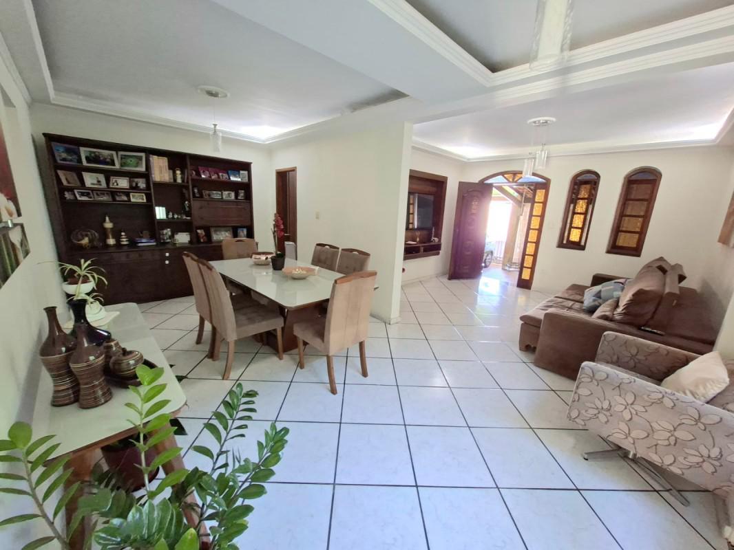 Casa, Letícia, 3 Quartos, 8 Vagas, 1 Suíte