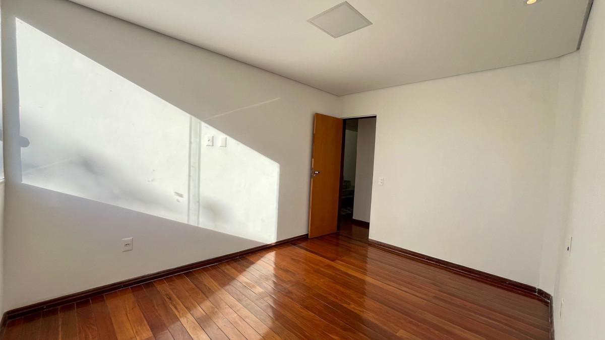 Casa, Estoril, 3 Quartos, 6 Vagas, 1 Suíte