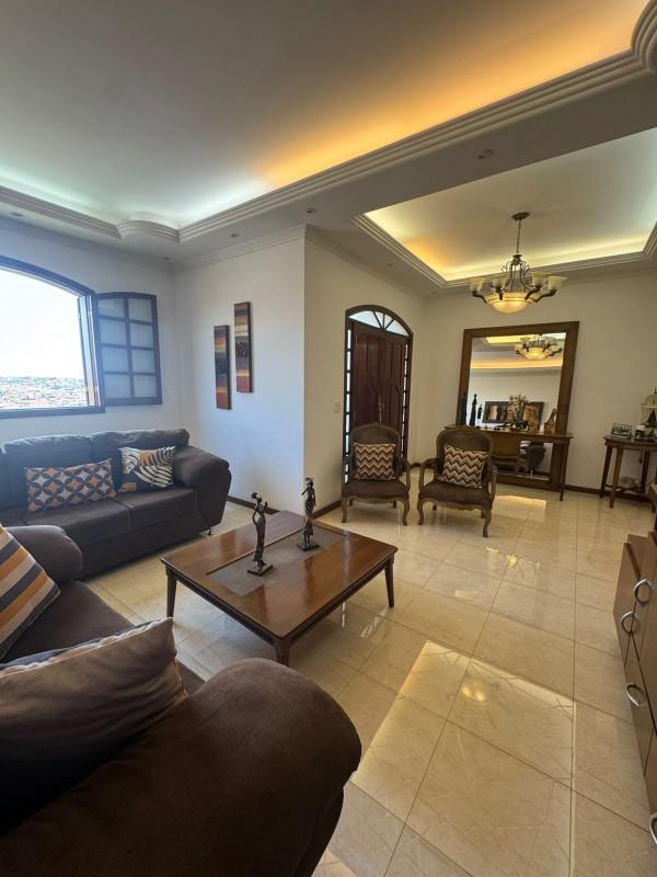 Casa, Trevo, 4 Quartos, 10 Vagas, 1 Suíte