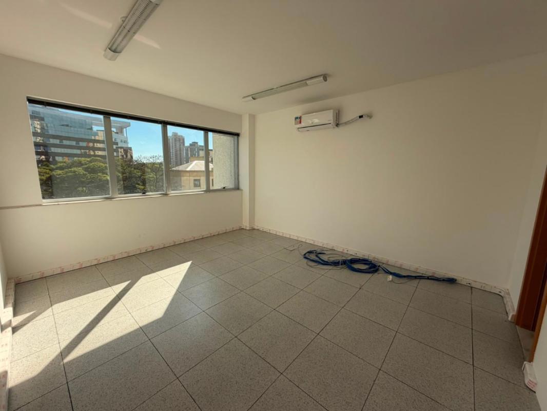 Sala, Barro Preto, 0 Quarto, 2 Vagas