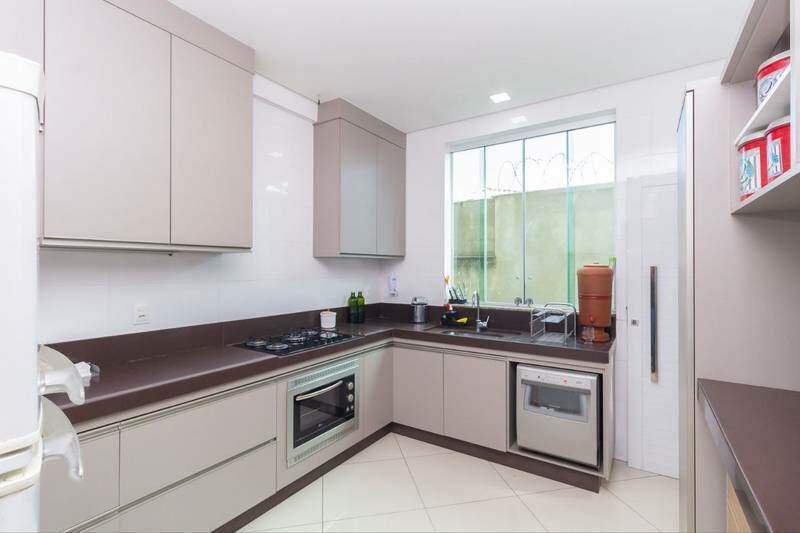 Casa, Estoril, 4 Quartos, 3 Vagas, 2 Suítes