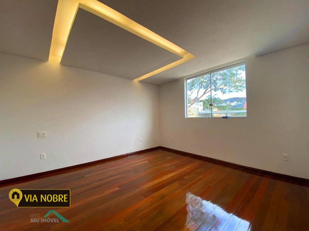 Casa, Estoril, 3 Quartos, 4 Vagas, 1 Suíte