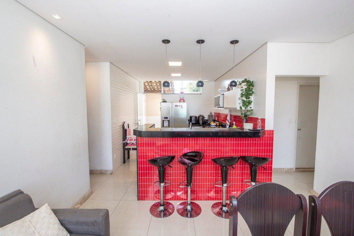 Casa, Cachoeirinha, 6 Quartos, 4 Vagas, 2 Suítes