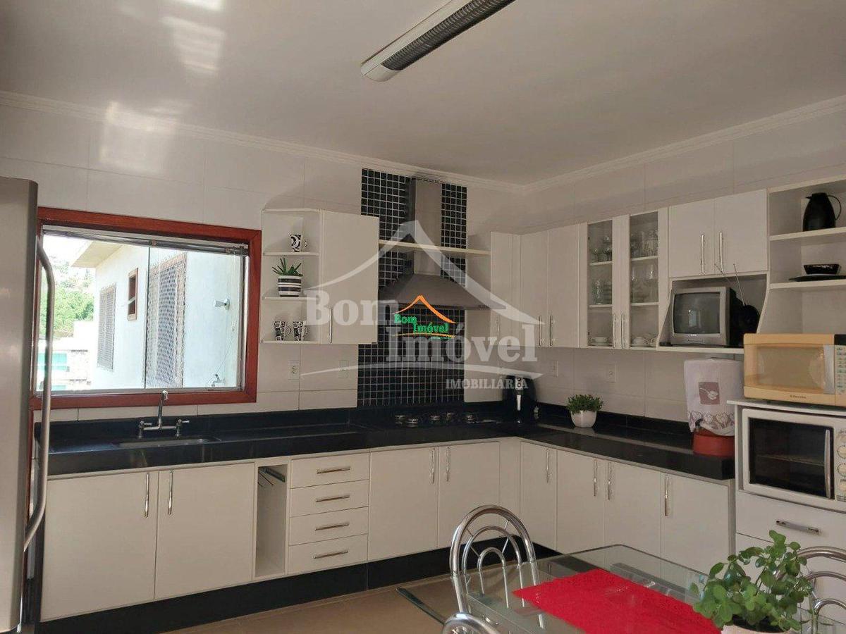 Casa, Centro, 3 Quartos, 7 Vagas, 1 Suíte