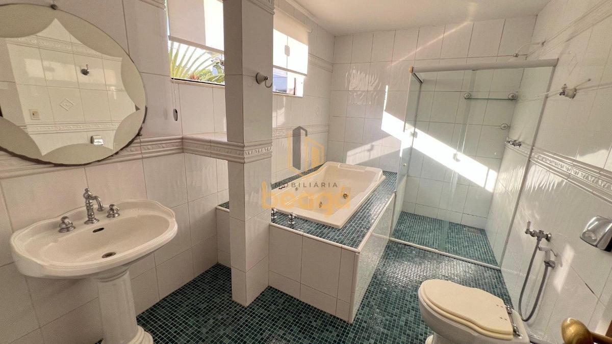 Casa, Castelo, 4 Quartos, 6 Vagas, 1 Suíte