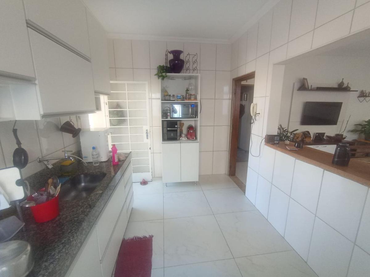 Casa, Santa Cruz, 3 Quartos, 8 Vagas, 1 Suíte